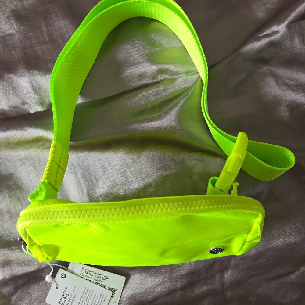 Brand New LULULEMON Neon Green Everywhere Crossbody / Belt Bag with tags (NWT) - Picture 4 of 4